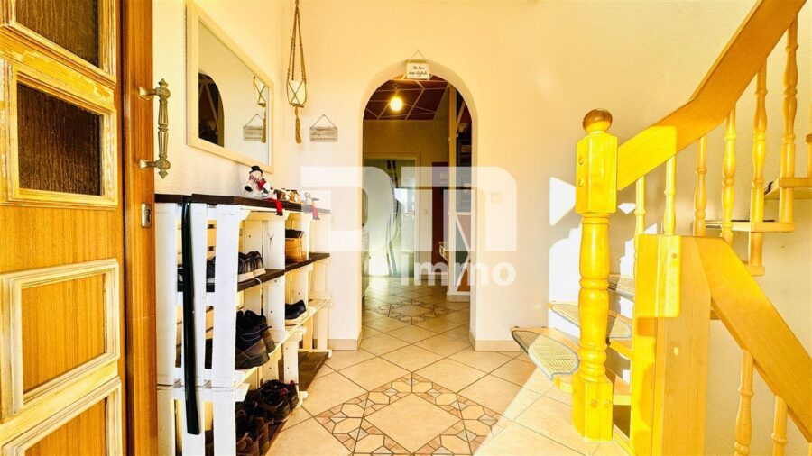 Umfangreich saniertes Einfamilienhaus mit großer Terrasse, Garage, Carport und Einliegerbereich - EG Windfang / Treppenaufgang